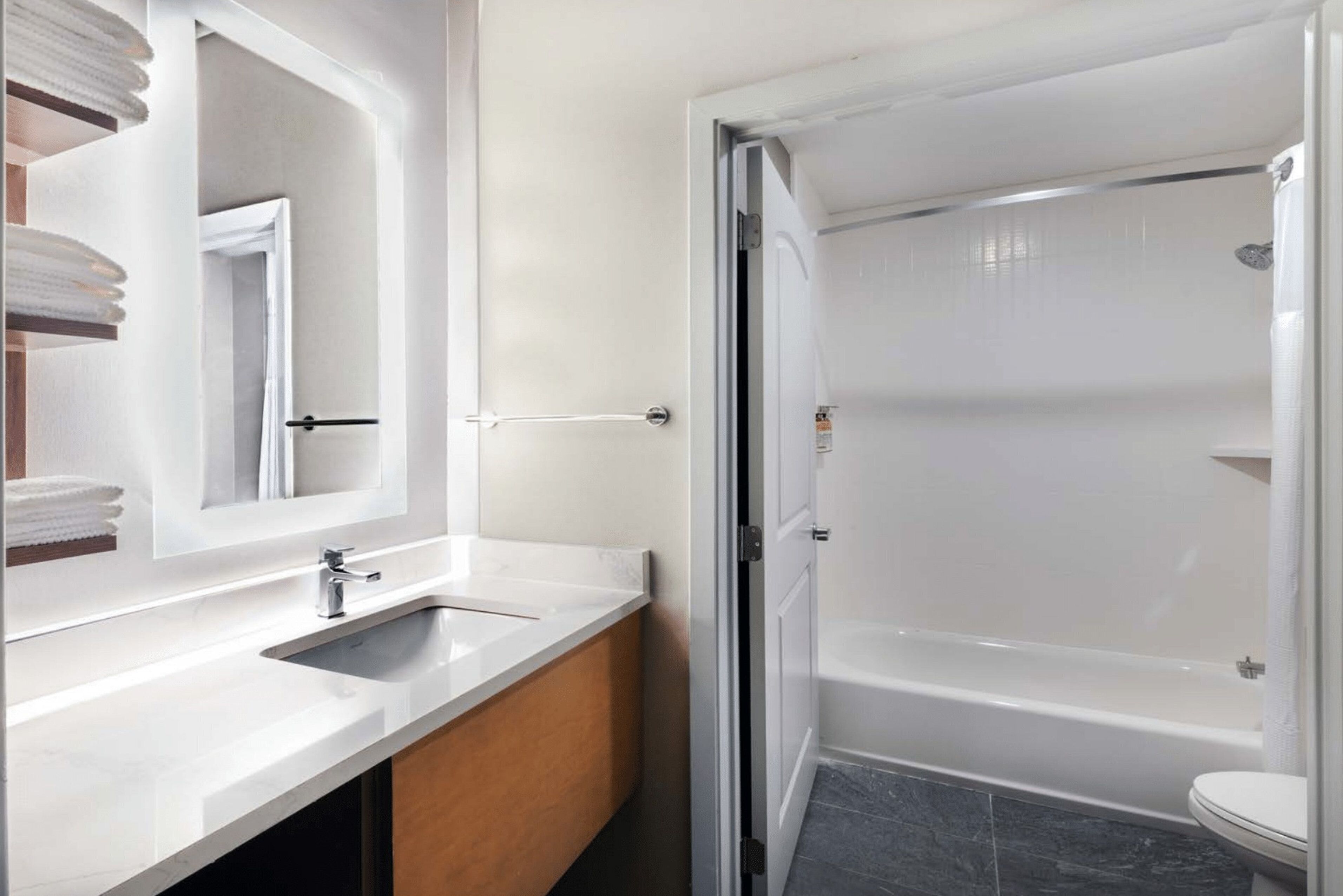 combined shower/bathtub, towels