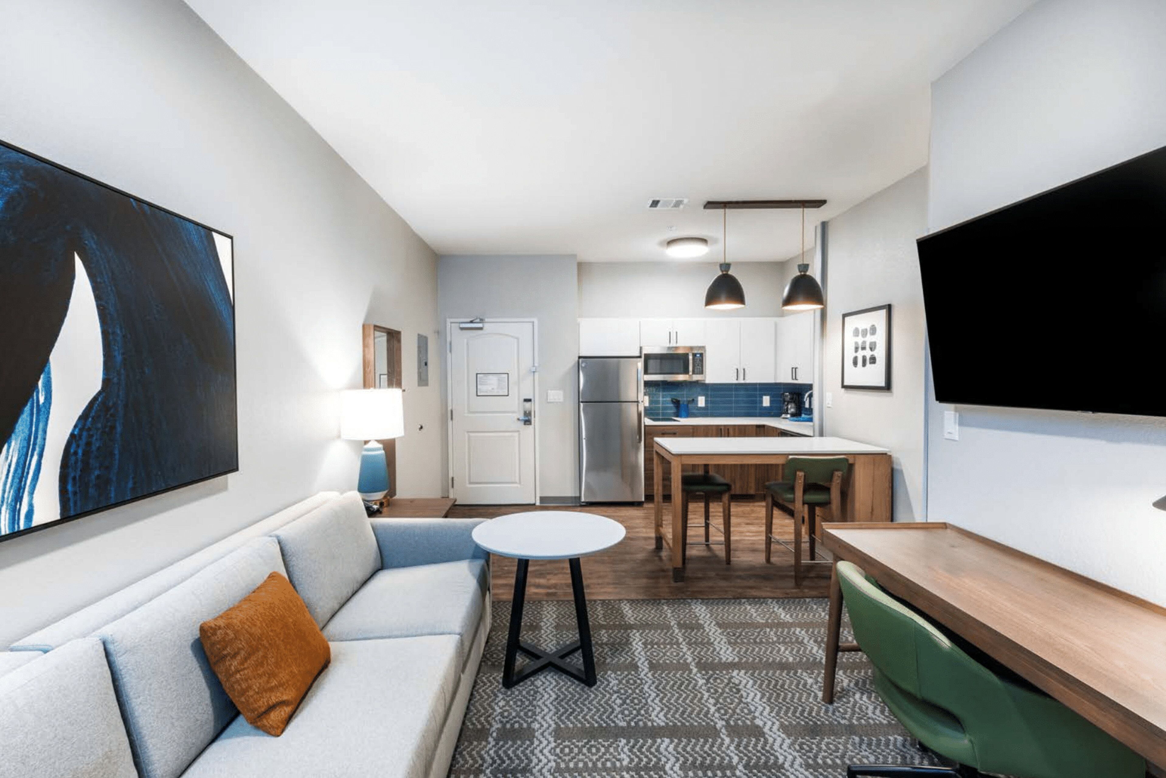 Een bureau, een laptopwerkplek, gratis wifi, beddengoed