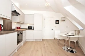 Fridge, microwave, oven, stovetop - Town Centre 2 bedroom 2 bathroom Penthouse  (Stratford upon Avon)