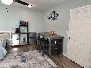 Interior - Lou's Place @ COLE'S LODGE (Carrabelle)