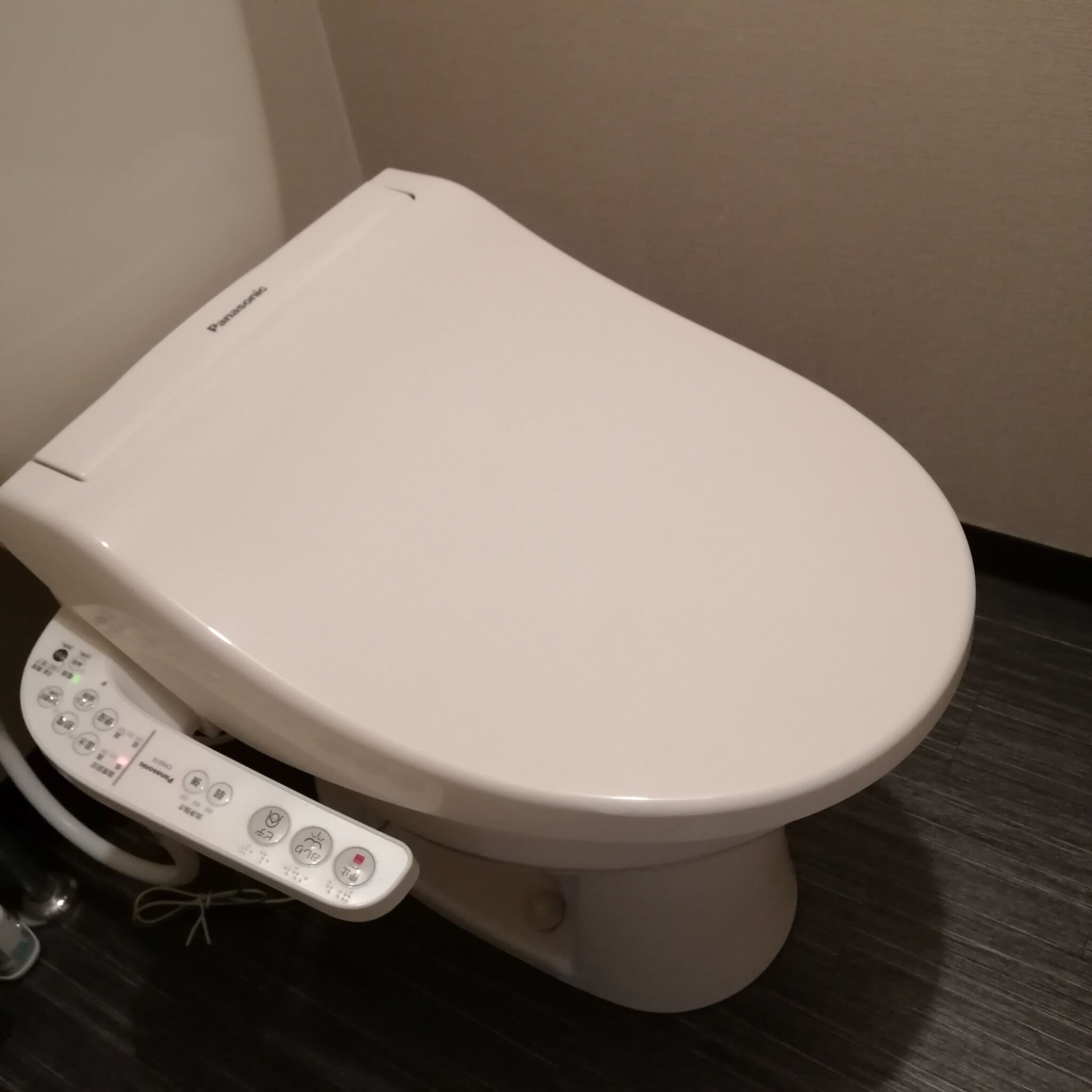 Een haardroger, handdoeken