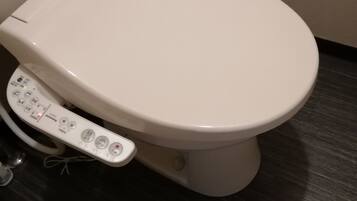 Een haardroger, handdoeken