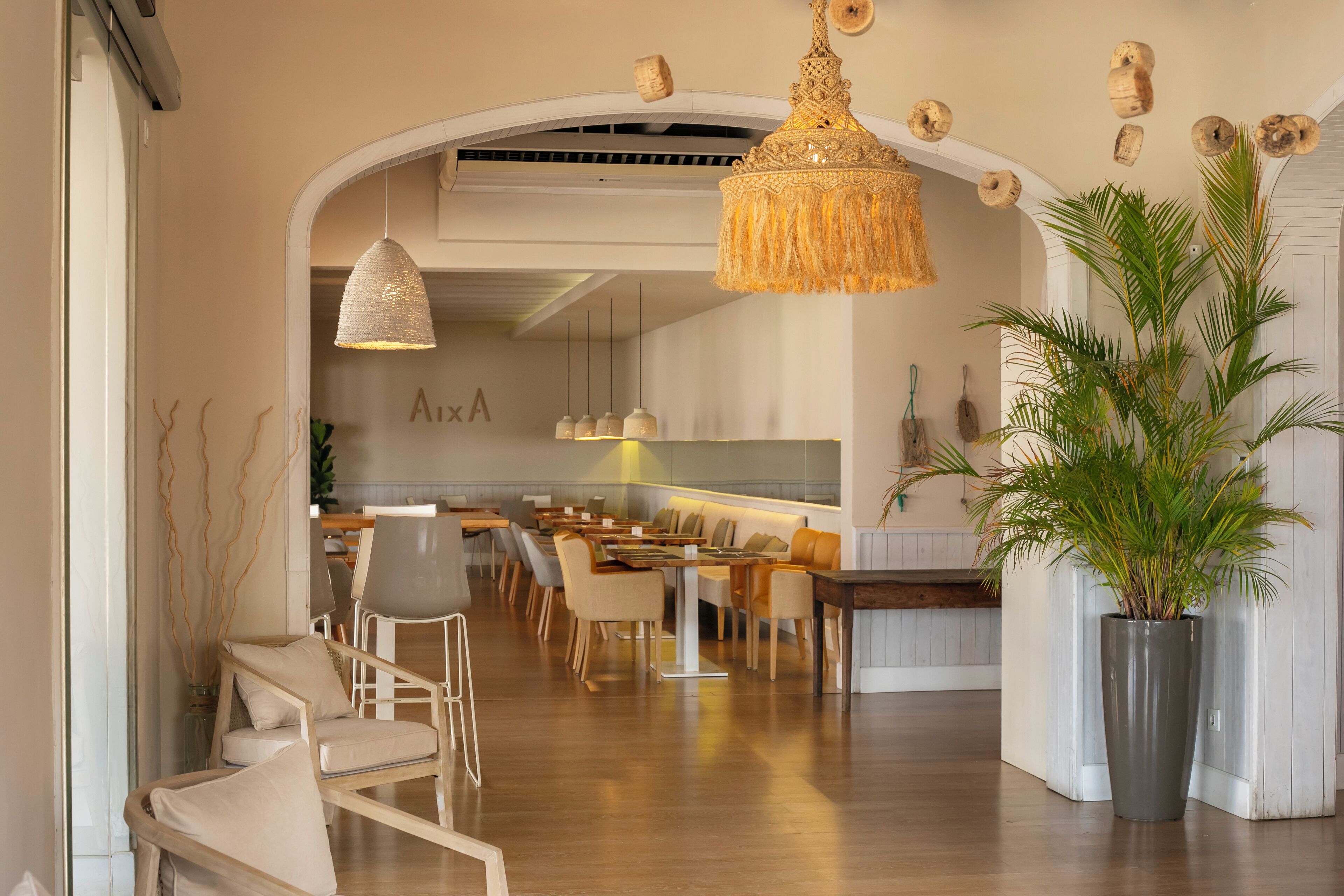 Club Room | Minibar, in-room safe, individually decorated, individually furnished
