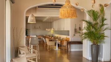 Club Room | Minibar, in-room safe, individually decorated, individually furnished