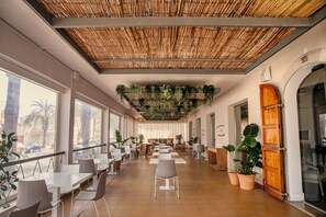 Petit déjeuner servi sur place