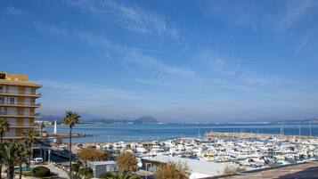 In StrandnĂ€he, weiĂer Sandstrand, LiegestĂŒhle, Sonnenschirme