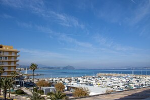Ubicación cercana a la playa, arena blanca, tumbonas y sombrillas