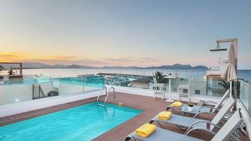 Außenpool, Sonnenschirme, Liegestühle