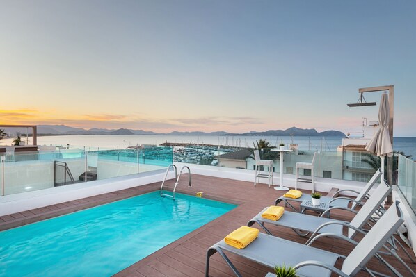 Piscine extérieure, parasols, chaises longues