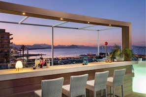 Bar en bord de piscine
