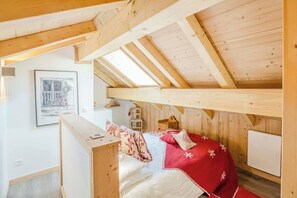 2 bedrooms, travel cot, WiFi, bed sheets