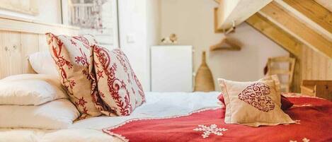 2 bedrooms, travel cot, WiFi, bed sheets