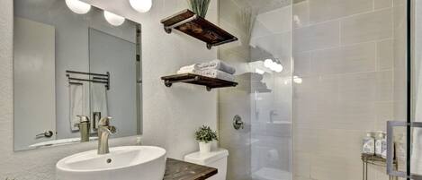 Handtücher, Seife, Shampoo, Toilettenpapier