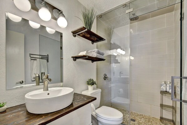 Towels, soap, shampoo, toilet paper