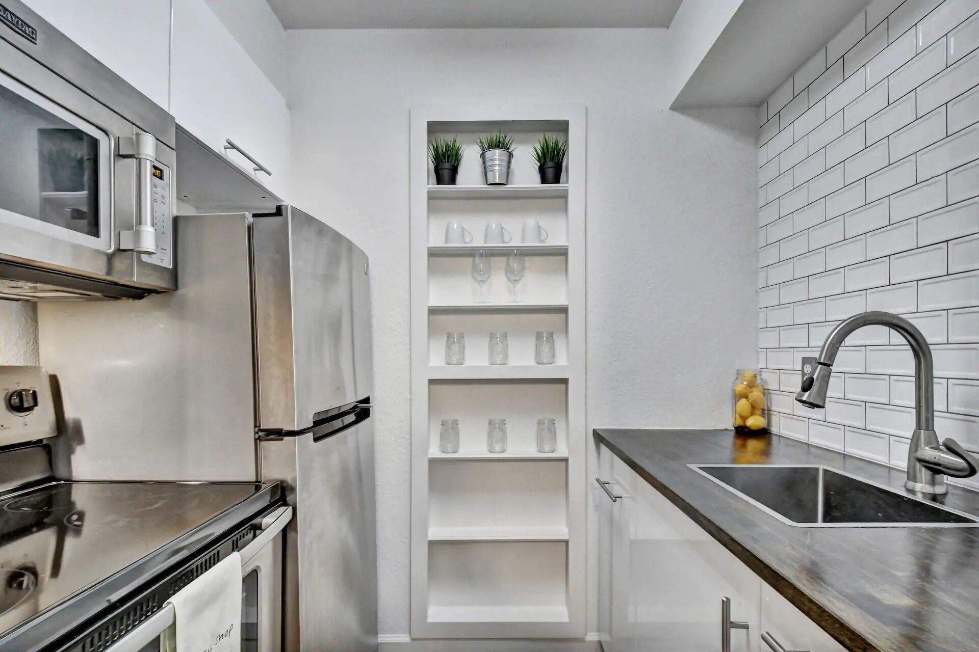 Réfrigérateur, micro-ondes, four, plaque de cuisson