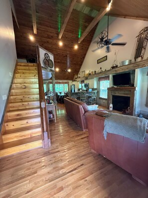 Een televisie, een open haard en een dvd-speler