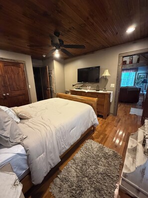 3 bedrooms, in-room safe, WiFi, bed sheets