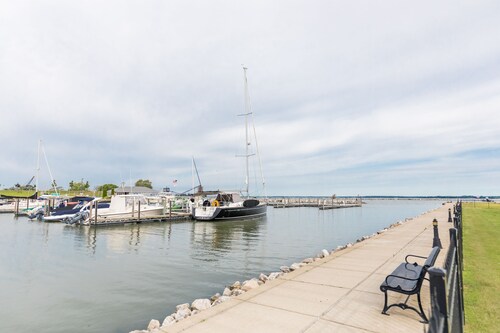 Sandusky Bay Waterfront Views For Four!!