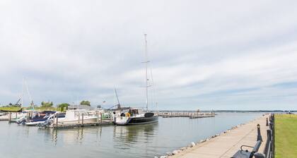 Sandusky Bay Waterfront Views For Four!!