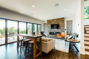 Televisio, takka, kirjoja