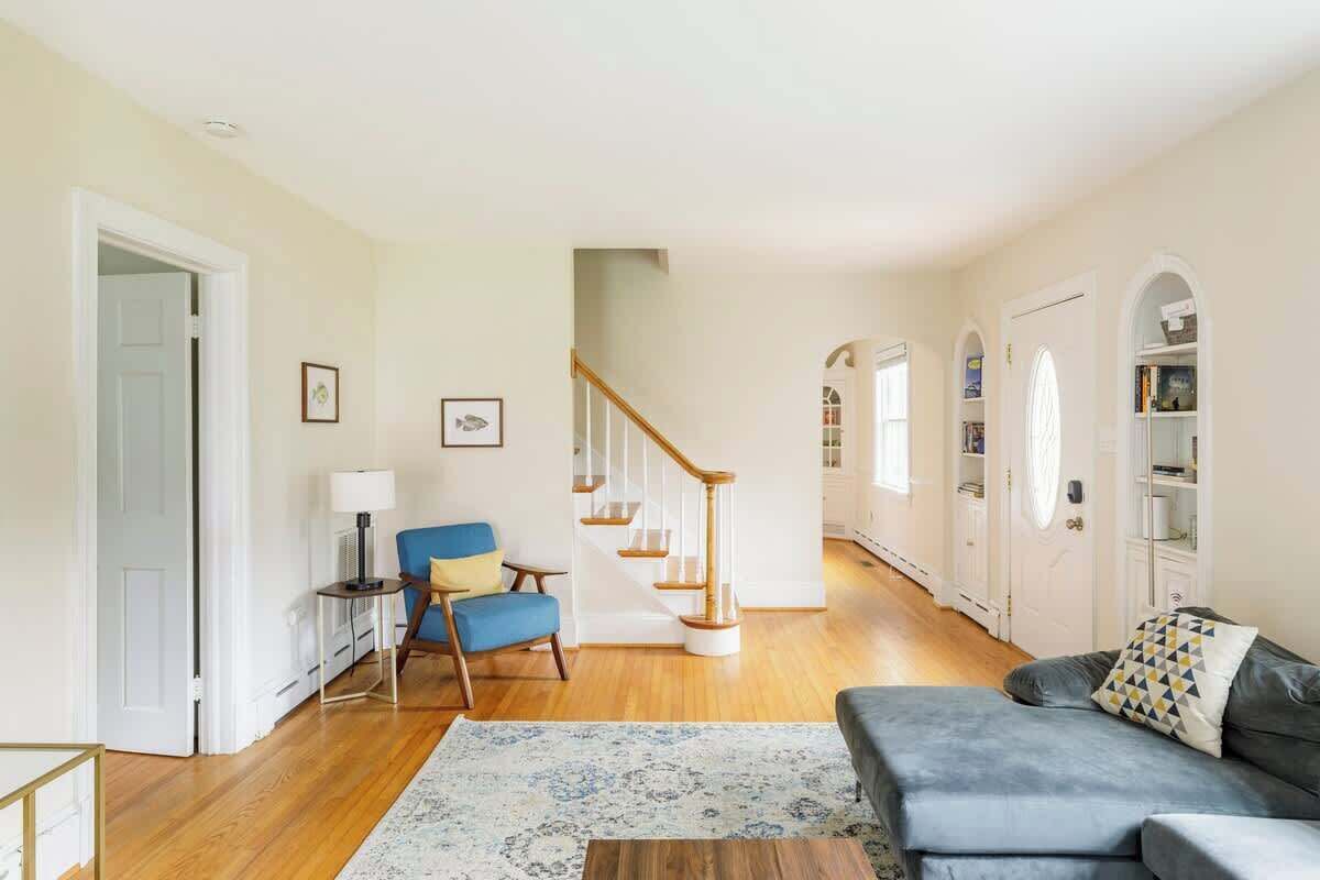 Smart TV, fireplace, books, offices