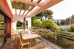 Outdoor dining - Villa Rainbow · Maison d'Architecte (Marseille)