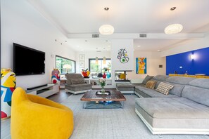 TV, DVD player - Villa Rainbow · Maison d'Architecte (Marseille)