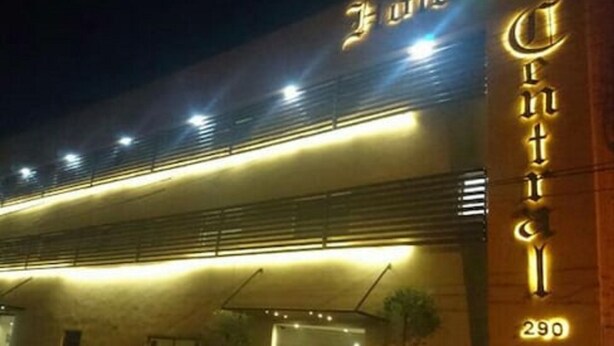 A building with a sign reading "Hotel Centro 290" at night. - Hotel Central (San Luis Potosi)
