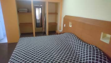 Habitació Comfort | Escriptori, espai de treball apte per a portàtils i cortines opaques