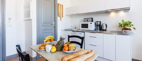 Køleskab, mikrobølgeovn, kaffe-/temaskine, brødrister