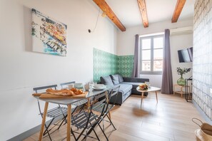 Dining - JADE - LES COCONS - One Bedroom Apartment, Sleeps 2 (Marseille)