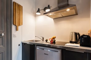 Kühlschrank, Mikrowelle, Wasserkocher mit Kaffee-/Teezubehör