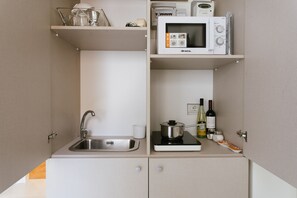 Micro-ondes, cafetière/bouilloire, grille-pain