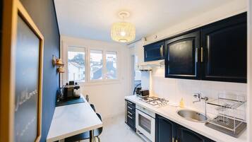 Fridge, microwave, oven, coffee/tea maker