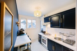 Refrigerador, microondas, horno, cafetera/tetera