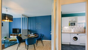 Eine moderne Wohnung mit Essbereich, Küche und Wohnraum.