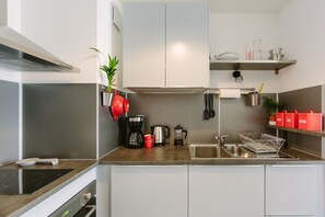 Refrigerador, microondas, horno y cafetera y tetera 
