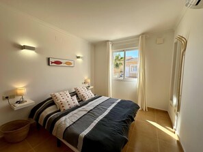 2 chambres, fer et planche à repasser, accès au Wi-Fi (inclus)