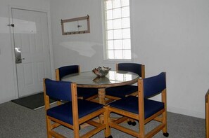 Kondominium, 2 kamar tidur | Tempat makan