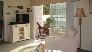 Condo, 2 Bedrooms | Living room