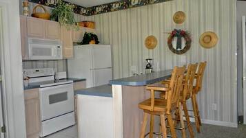 Condo, 2 Bedrooms | Private kitchen