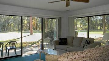 ヴィラ 2 ベッドルーム ゴルフビュー | リビングルーム