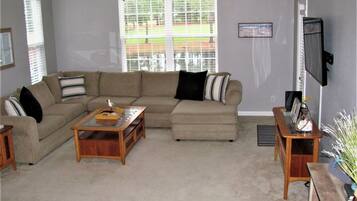 Villa, 3 camere da letto, vista campo da golf | Soggiorno | TV a schermo piatto