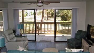 ヴィラ 1 ベッドルーム ゴルフビュー | リビングルーム | 薄型テレビ