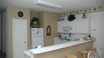 Villa, 3 Bedrooms, Golf View | Private kitchen | Fridge, microwave