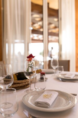 Restaurant - Kompleksi Royal (Velipoje)