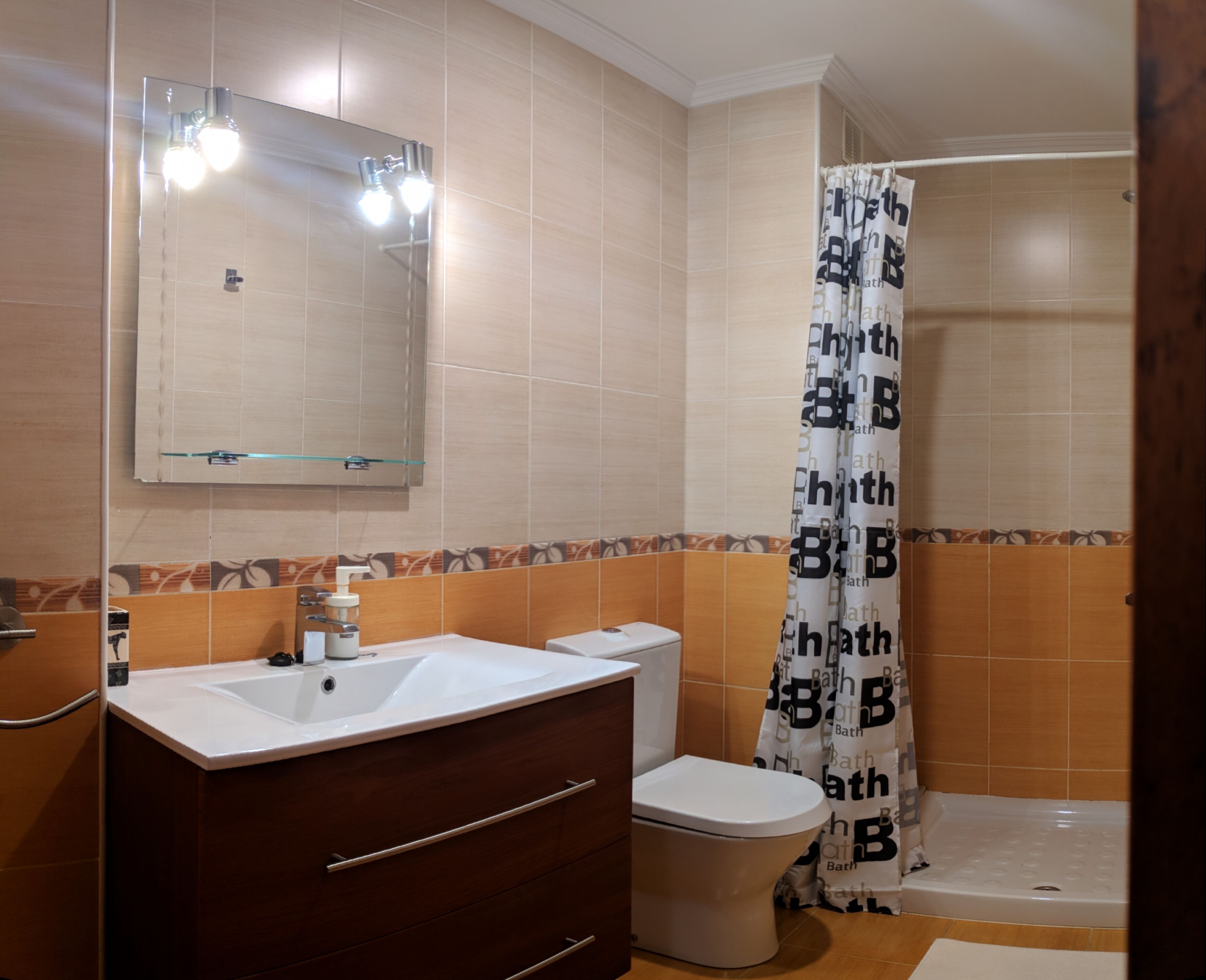 Een bad, een haardroger, een bidet, handdoeken