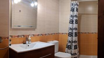 Baignoire, sĂšche-cheveux, bidet, serviettes fournies