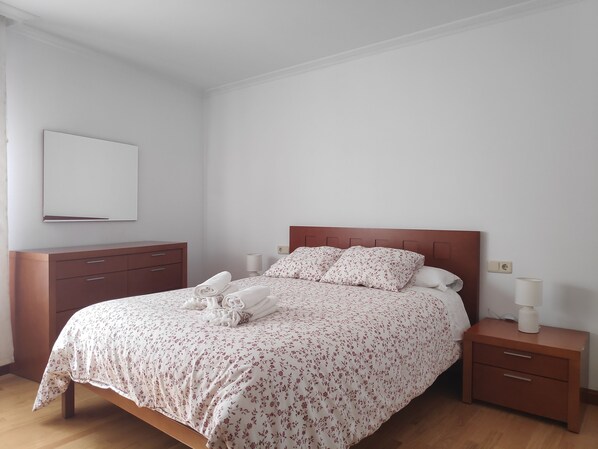 3 bedrooms, iron/ironing board, travel cot, free WiFi
