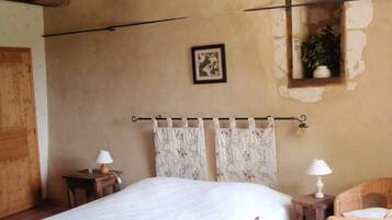 4 bedrooms, desk, iron/ironing board, free WiFi